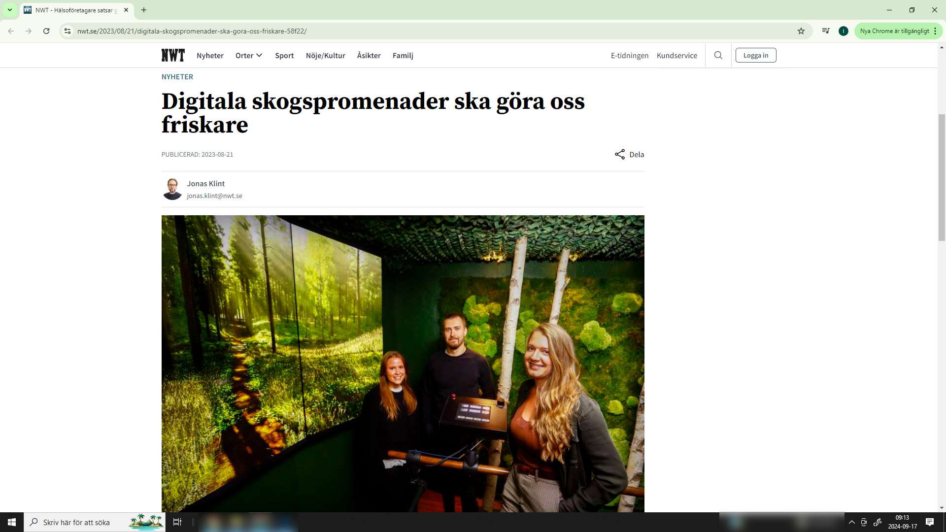 Screenshot av en webbartikel med en bild på tre personer inuti ett rum iklädd mossväggar och trädstammar